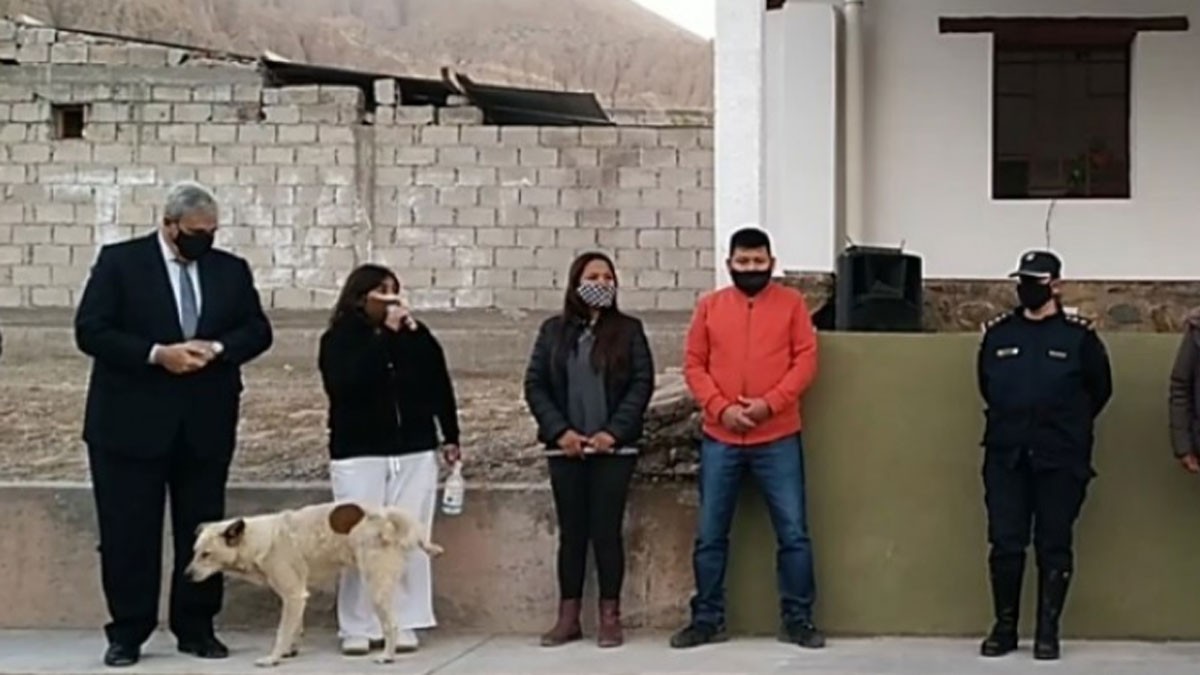 Video: un perro irrumpió en un acto político y le hizo pis a la intendenta mientras daba su discurso | Información General