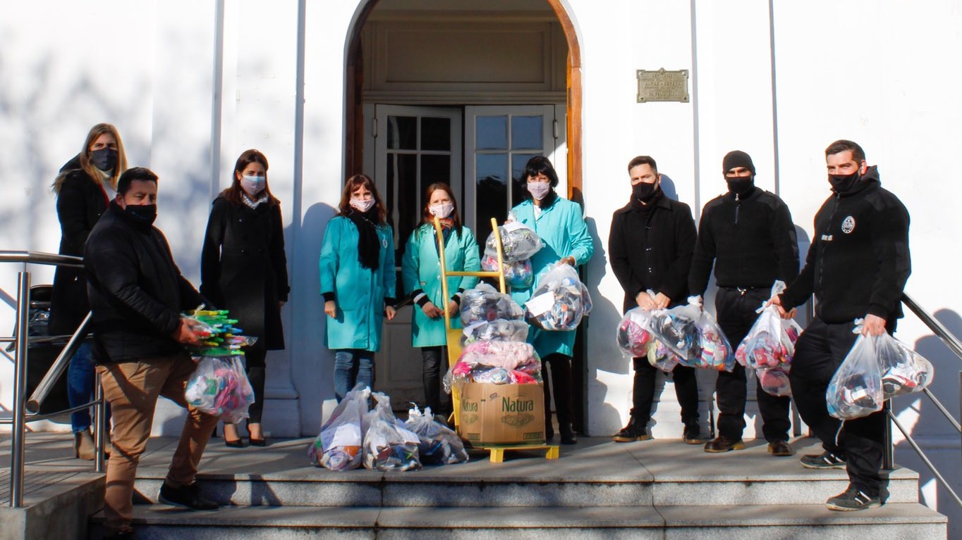 Mejor destino: entregan al Hospital Vilela juguetes y ropa recuperados de la venta ilegal | Rosario y la región