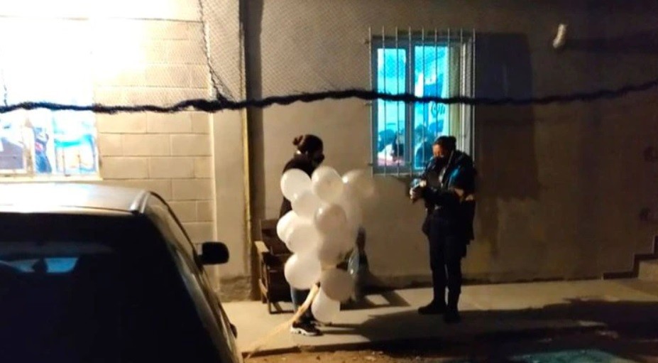 Una mujer embarazada dio positivo de Covid y al otro día celebró el baby shower con 20 invitados | Información General