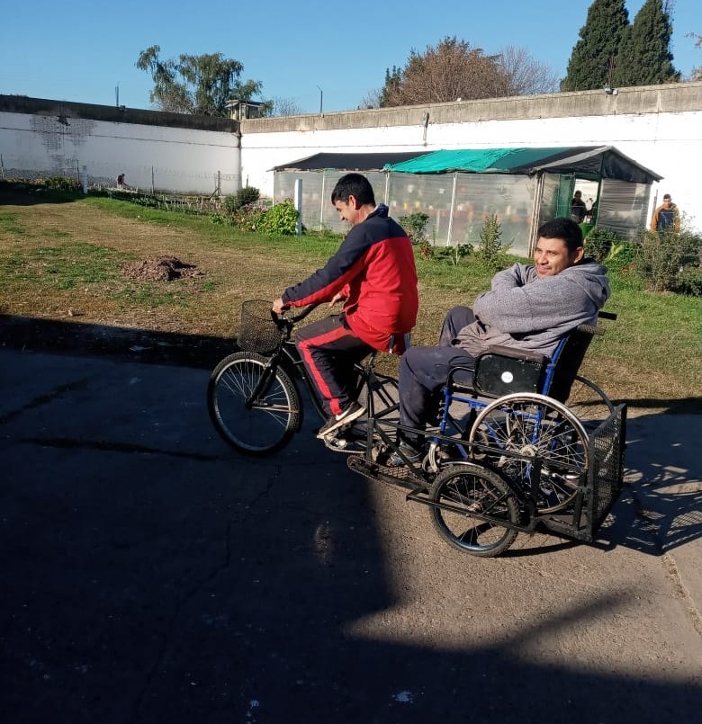 En la cárcel de San Nicolás adaptaron una bicicleta para que pueda pasear un niño con discapacidad | Información General