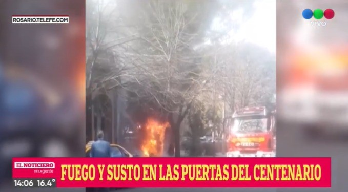 Susto en la puerta del Hospital Centenario: ardió una garita de venta de tarjetas de colectivo | Rosario y la región