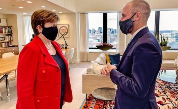 Guzmán viaja a Italia para continuar las negociaciones por la deuda con el FMI | Economía y negocios