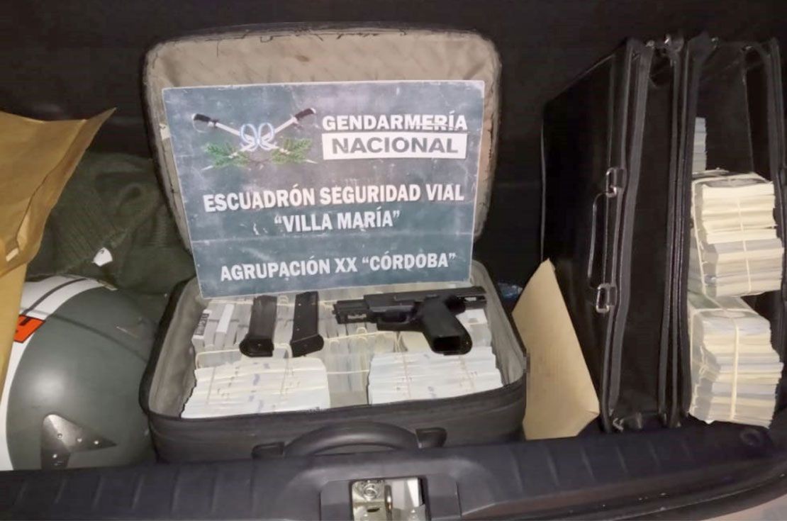 Córdoba: liberaron a los hombres que llevaban más de un millón de dólares y armas en el auto | Información General