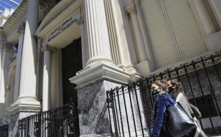 Nuevo torniquete sobre el mercado cambiario: el Gobierno busca reducir la dolarización | Economía y negocios