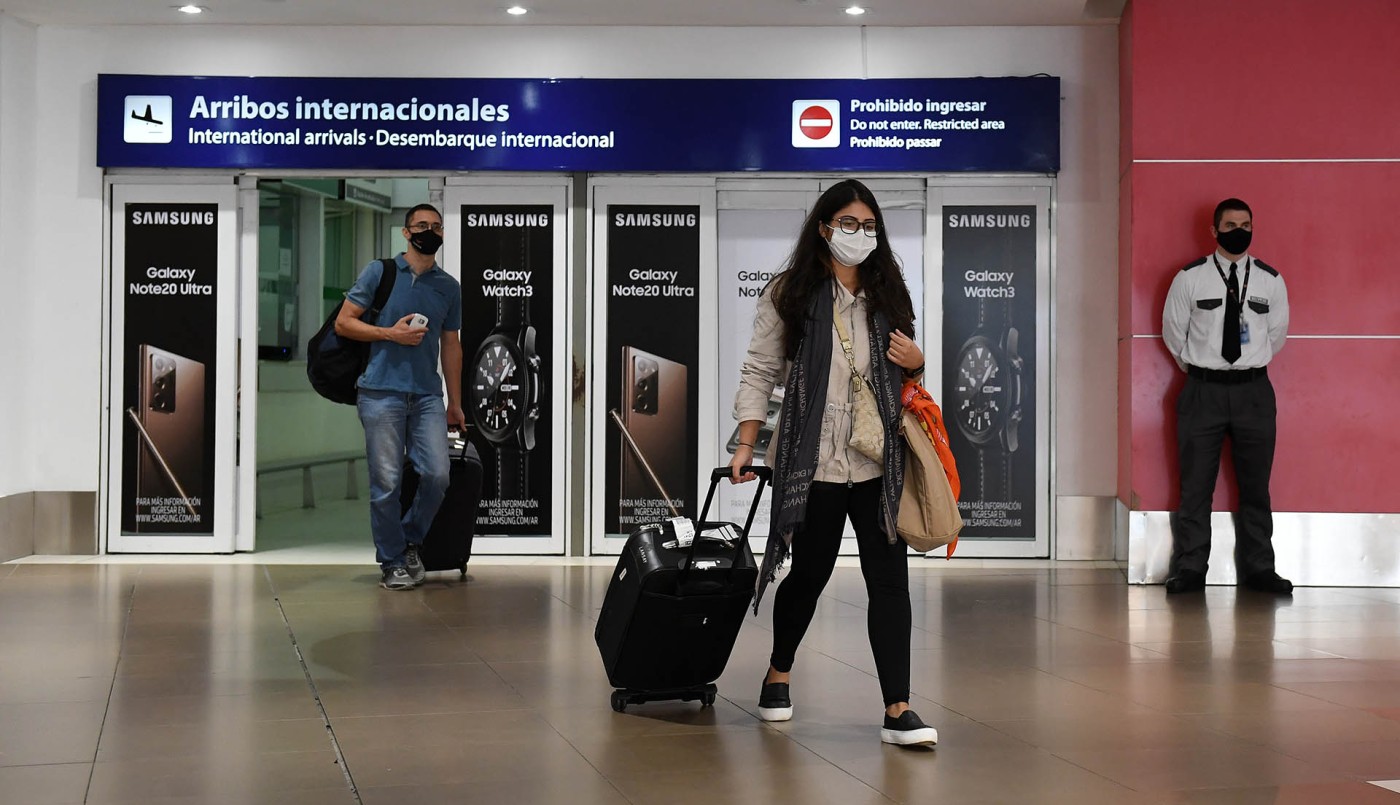 Migraciones detectó que uno de los contagiados con la variante Delta incumplió la cuarentena | Información General