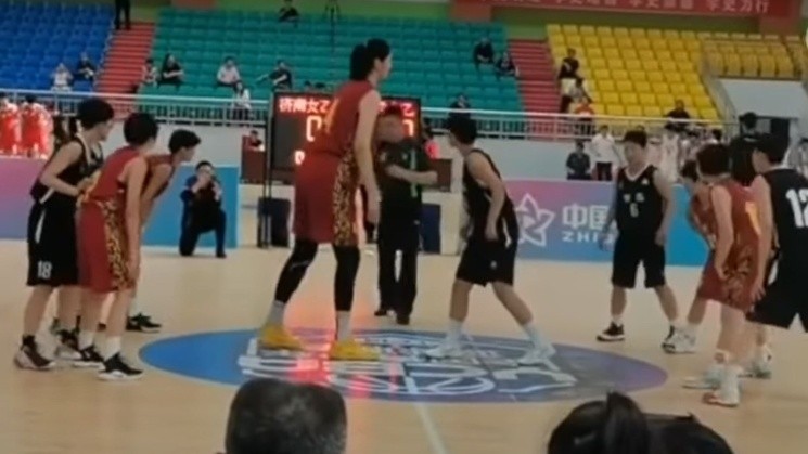 Tiene 14 años, mide 2,26 metros y asombra al mundo: la basquetbolista china que se volvió viral | Deportes