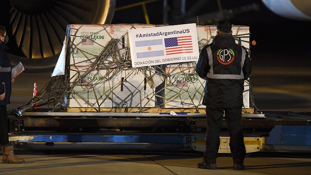 Llegaron al país 3,5 millones de dosis de la vacuna Moderna | Información General