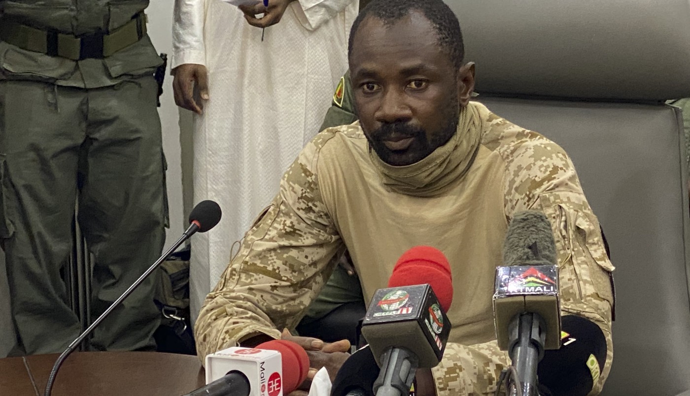 Atacaron con un cuchillo al Presidente Interino de Mali durante una celebración | Internacionales