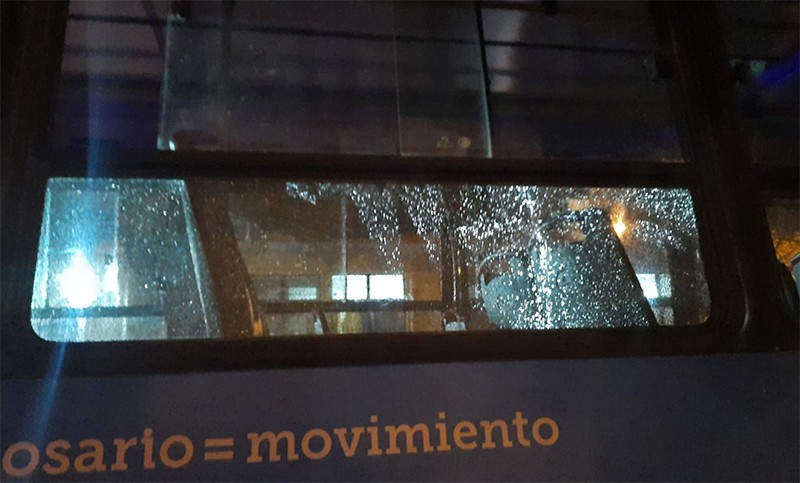 Atacaron a piedrazos un colectivo de la línea 103 que circulaba con pasajeros | Rosario y la región
