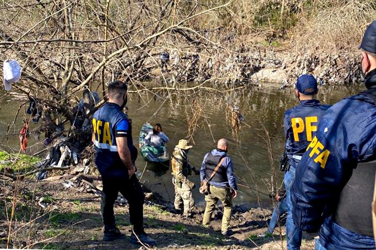 Desbaratan banda narco que usaba una tirolesa para cruzar drogas por sobre el río Matanza | Información General