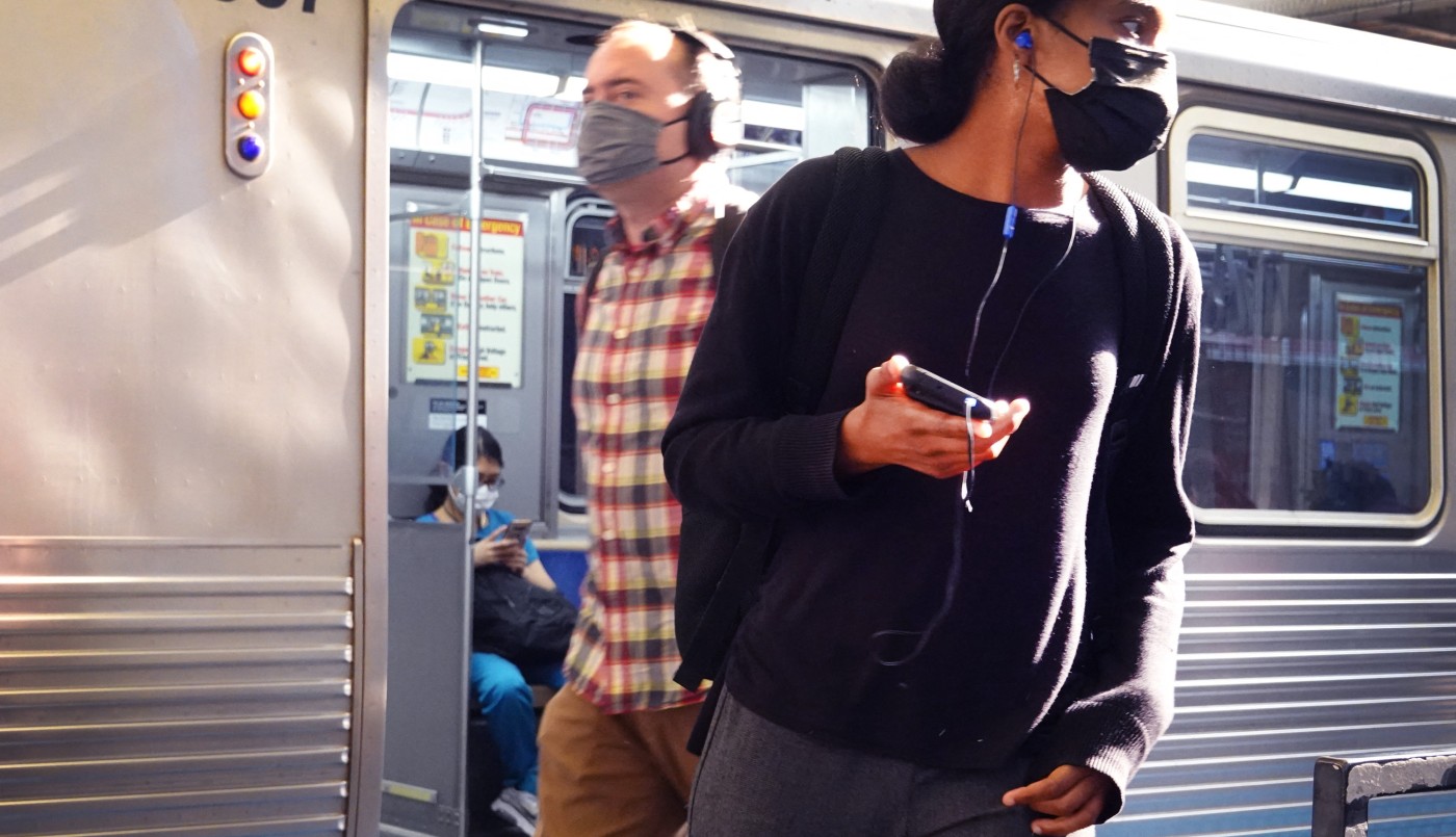 Estados Unidos volvió a recomendar que las personas vacunadas usen barbijos en interiores | Internacionales