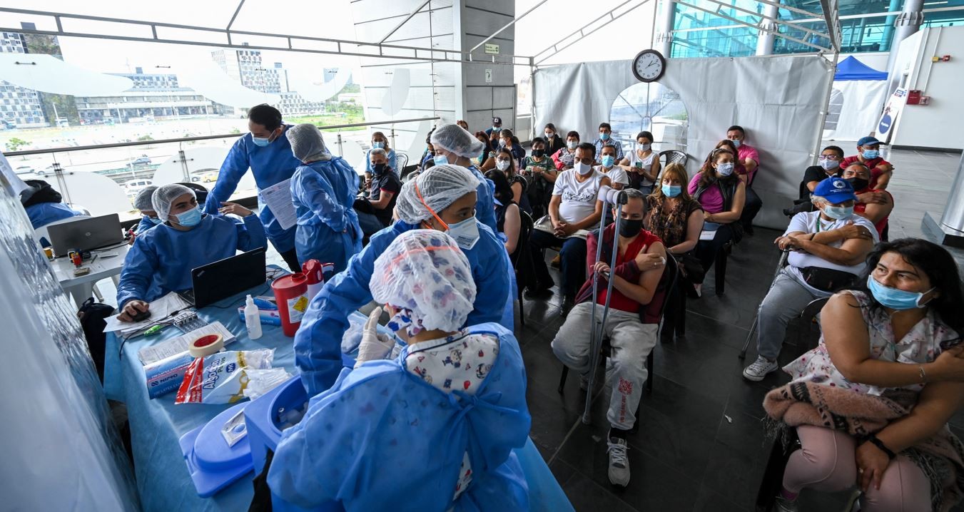 Pfizer anunció que una tercera dosis de su vacuna contra el coronavirus aumenta hasta 11 veces la protección contra la variante Delta | Internacionales