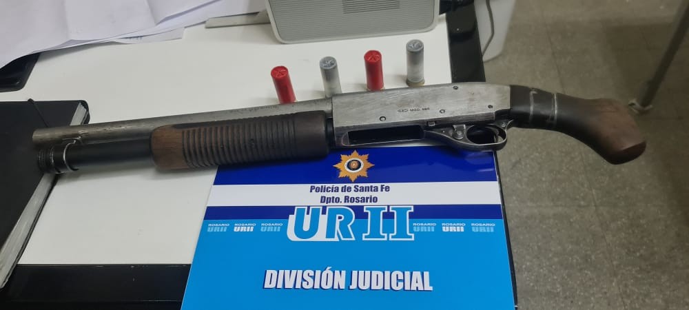 Detuvieron a un hombre que llevaba un arma de guerra en su auto de alta gama | Rosario y la región