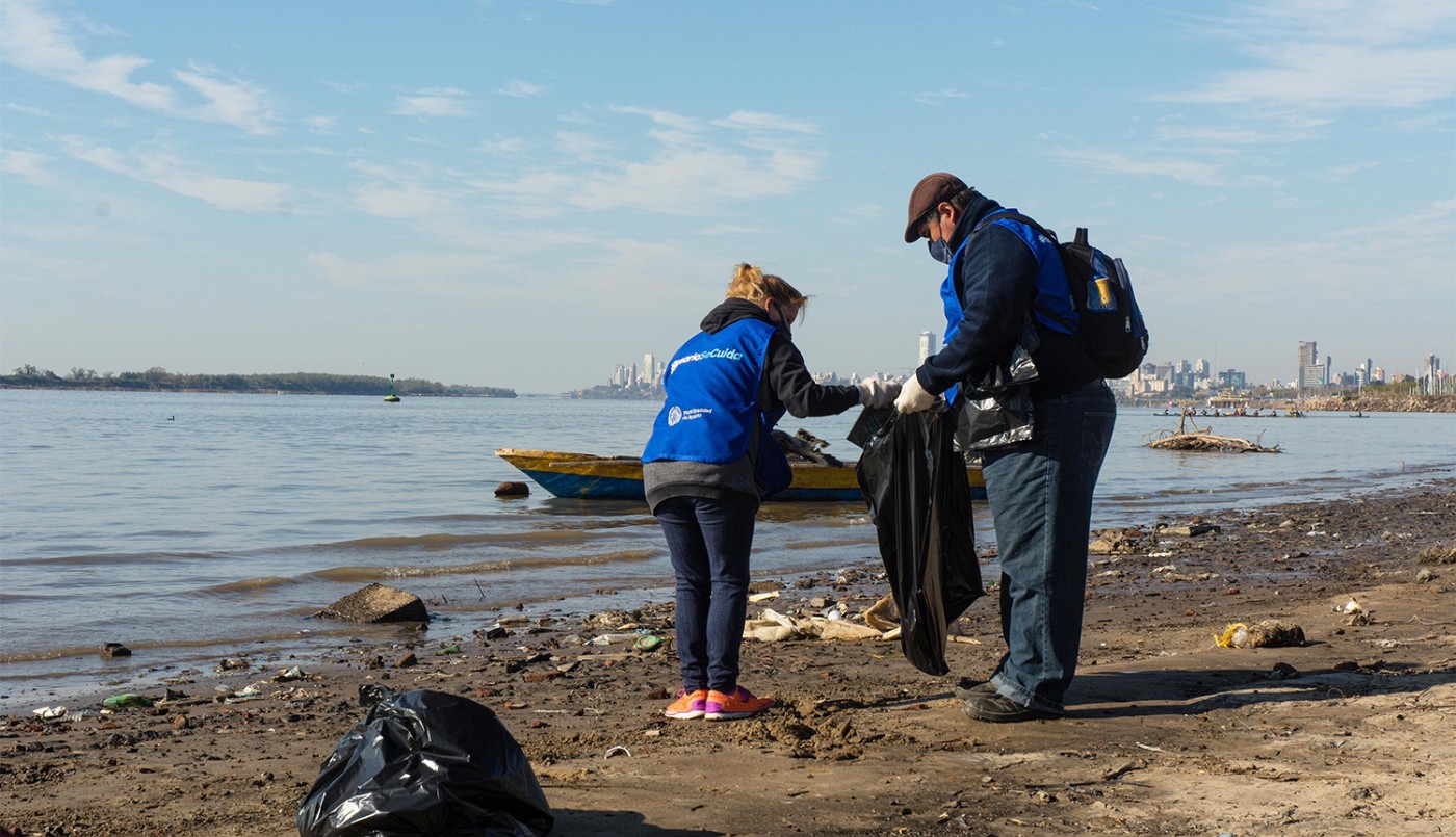 El voluntariado ambiental recolectó 2.000 kilos de residuos en la jornada de limpieza del río Paraná y la costa | Rosario y la región