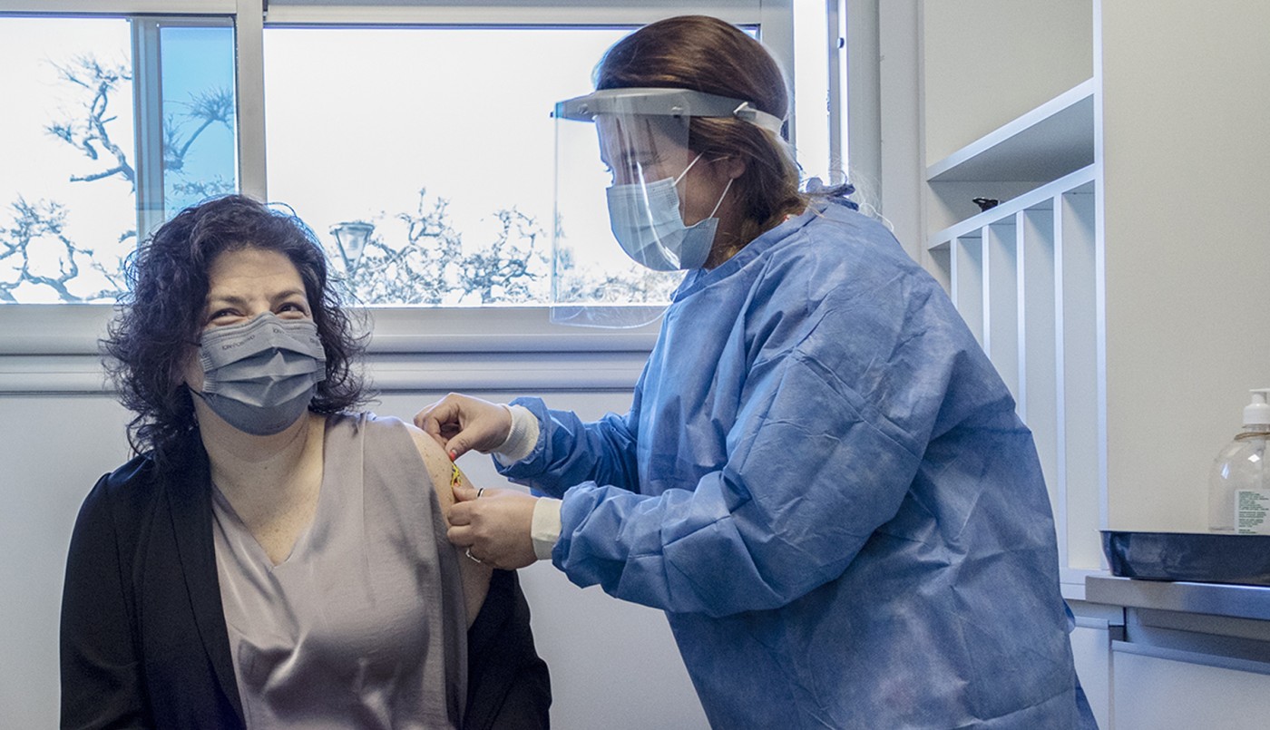 Vizzotti recibió la segunda dosis combinada de la vacuna contra la Covid 19 | Información General