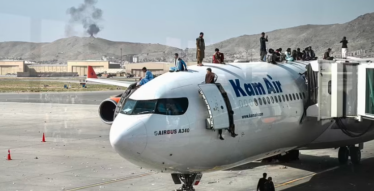 Desesperados: la foto de como viajaron los afganos en un avión de carga de Estados Unidos | Internacionales