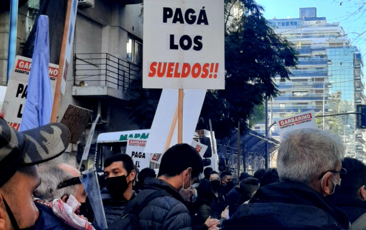 Marchan trabajadores camioneros y mercantiles por pago de sueldos en Garbarino | Información General