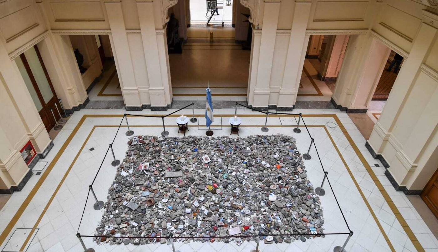 Espacio de memoria: el Gobierno trasladó las piedras de la protesta a Casa Rosada | Política
