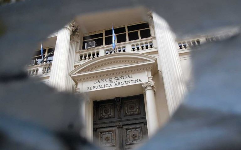 Cepo cambiario: Los jubilados que residen en el exterior no pueden cobrar sus haberes | Economía y negocios