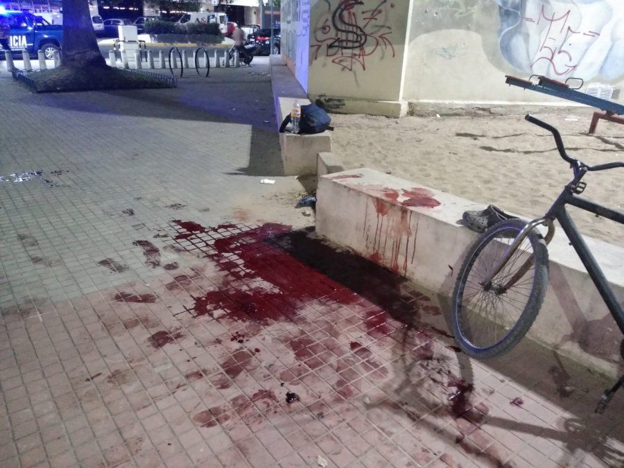 Motochorros balearon a joven en la plaza de Alberdi y Génova | Rosario y la región