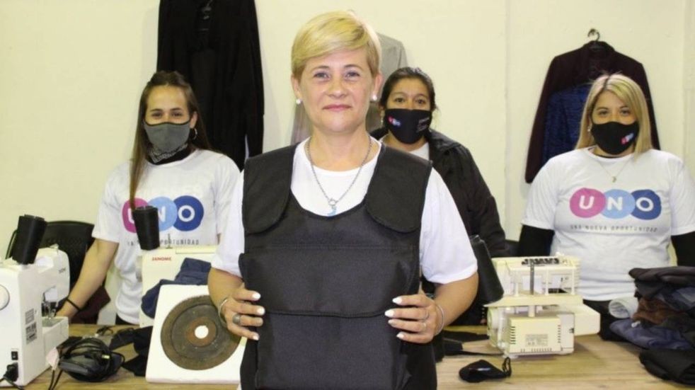 Precandidata a concejal reparte chalecos antibalas para proteger a vecinos de los sicarios | Rosario y la región