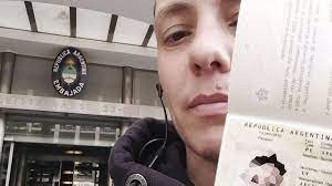 Entregan el primer DNI y pasaporte no binarios en un consulado argentino | Información General