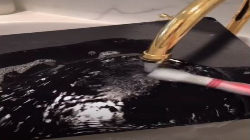 Video: quiso sorprender a su novio y lavó la playstation con agua y jabón | Tecnología