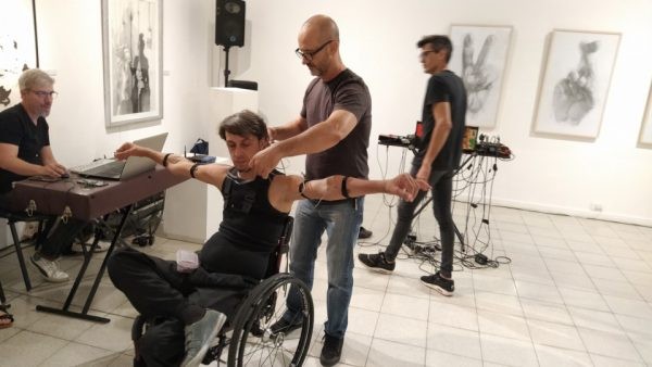 Diseñan un dispositivo inalámbrico para generar música y juegos con señales eléctricas de músculos | Tecnología