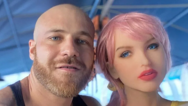 El fisicoculturista que se casó con una muñeca inflable, ahora dice que se "enamoró" de un cenicero | Tecnología