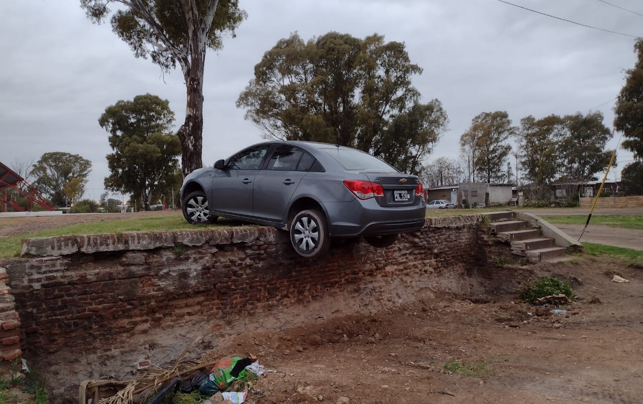 Insólito: por una mala maniobra, su vehículo quedó "colgado" en un anfiteatro | Información General