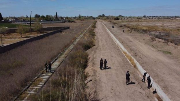 Salió de una fiesta y se acostó a dormir las vías: lo atropelló un tren y le cortó los pies | Información General