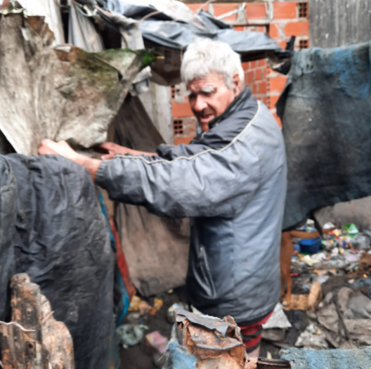 Operativo especial para ayudar a un adulto mayor que vive en situación precaria | Información General