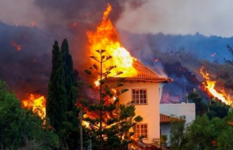 La lava del volcán en Canarias lleva arrasadas 154 hectáreas y 320 edificaciones | Tecnología