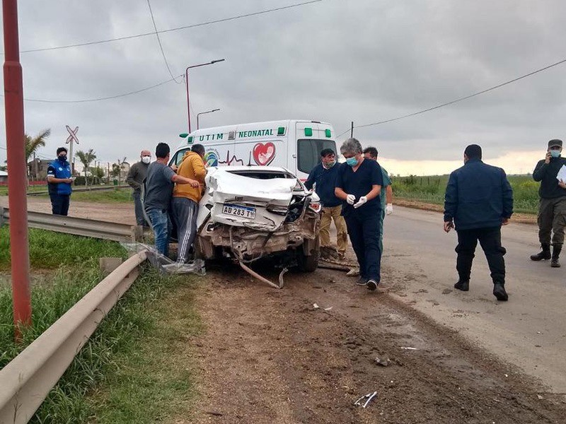 Locomotora chocó auto y tres personas se salvaron de milagro | Rosario y la región