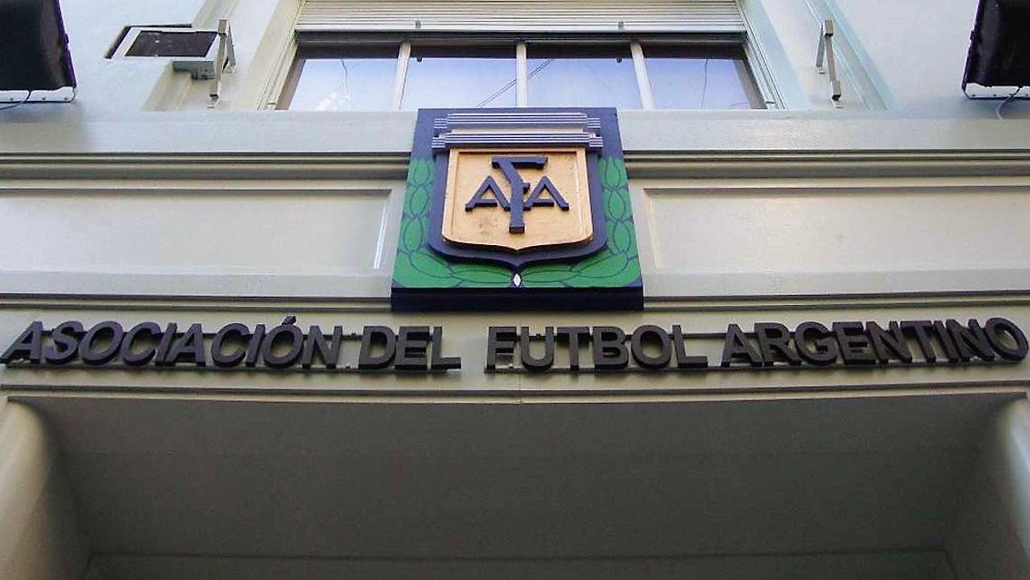 Allanamientos en la AFA y en cuatro clubes por una causa de supuesta evasión y lavado de dinero | Deportes