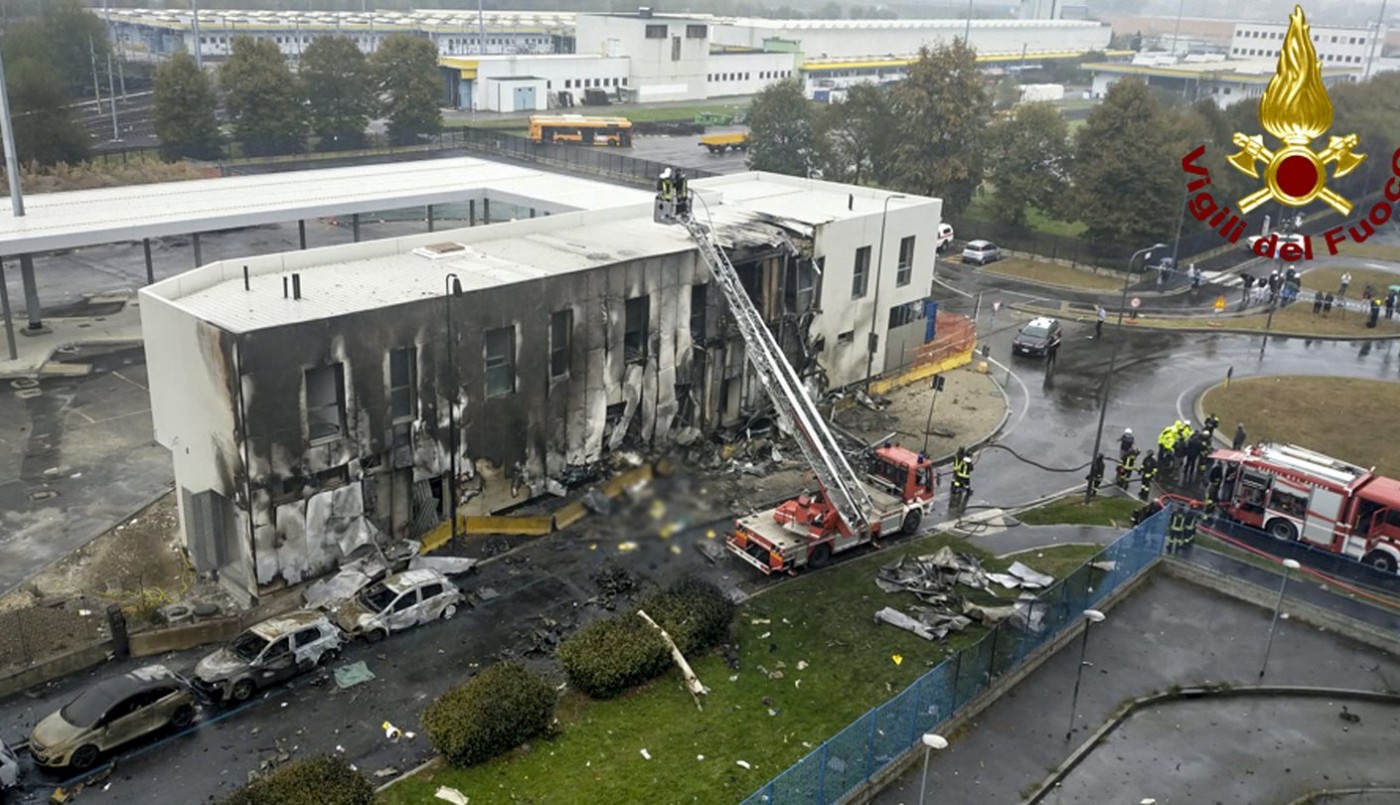 Un avión privado se estrelló contra un edificio cerca de Milán: murieron ocho personas | Internacionales