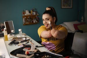 Maquilladora social sin manos: "Maquillo para empoderarme" | Información General