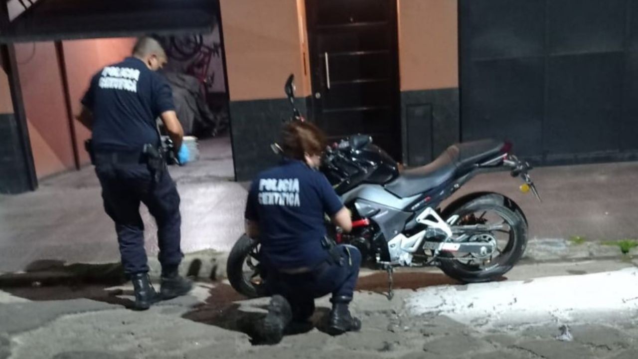 Matan a un policía porteño al robarle la moto en Caseros | Información General