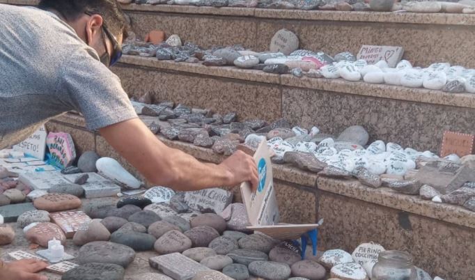Juntos por el Cambio denunció que "una horda llena de odio" atacó el memorial por las víctimas del Covid en Plaza de Mayo | Política
