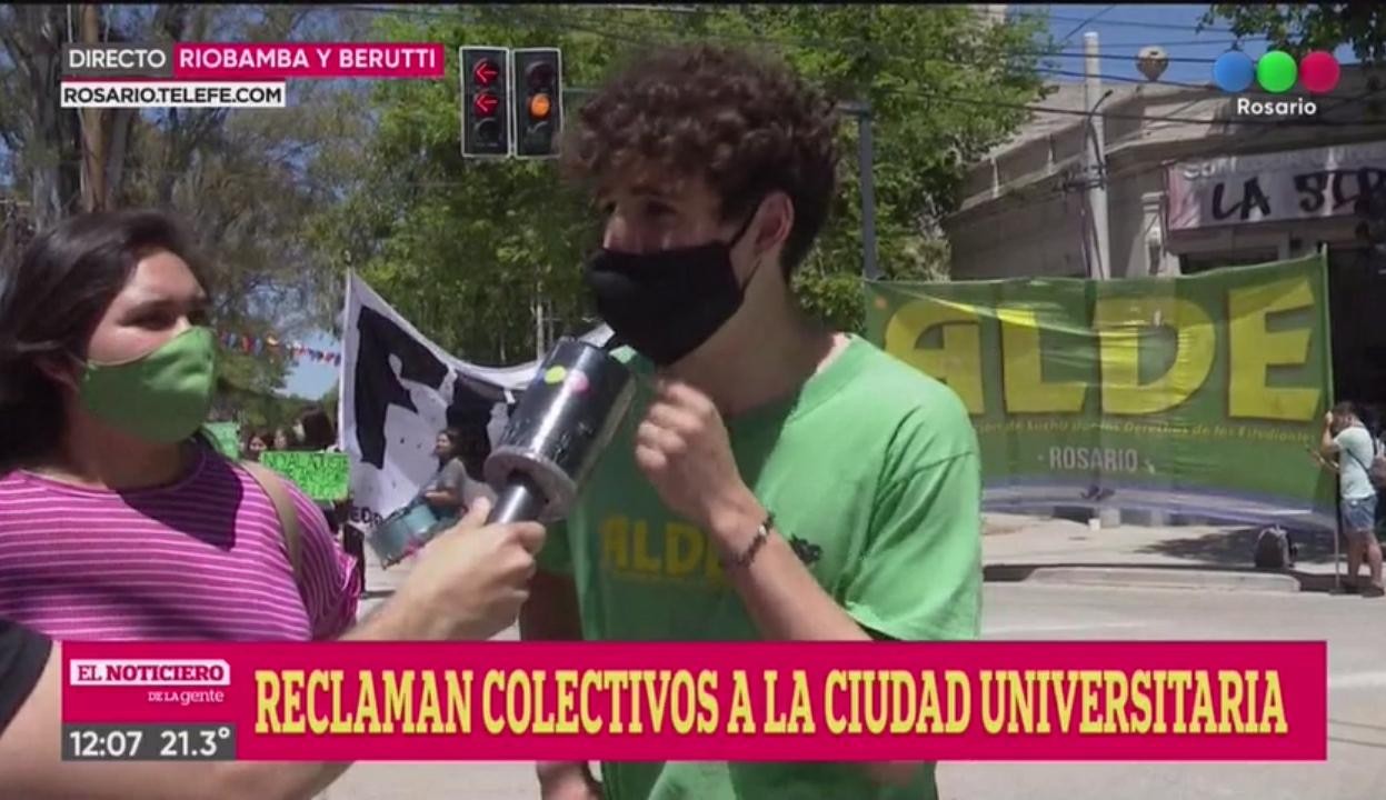 Ruidazo de estudiantes frente a la Siberia para que los colectivos lleguen hasta la universidad | Rosario y la región