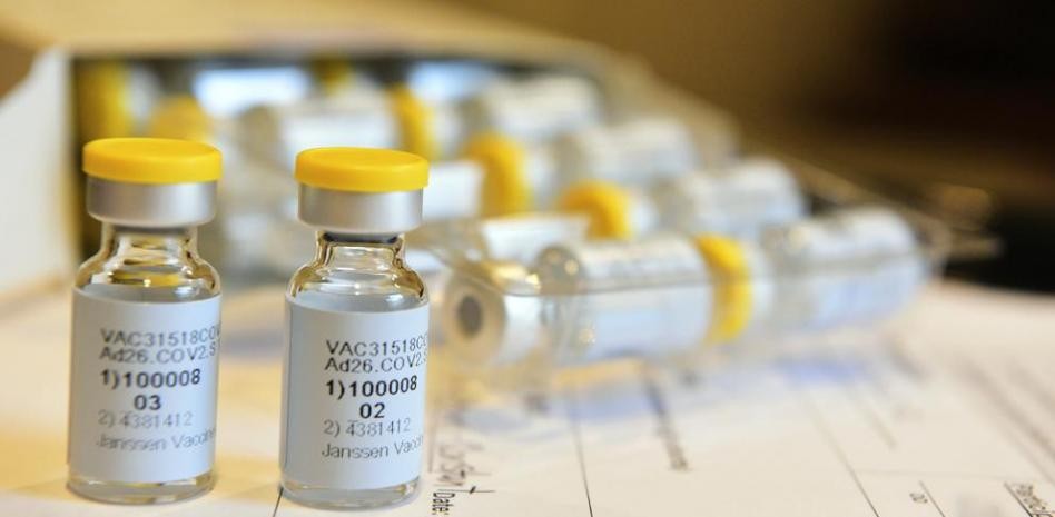 La FDA autoriza la dosis de refuerzo de las vacunas de Moderna y Johnson & Johnson en EEUU | Tecnología