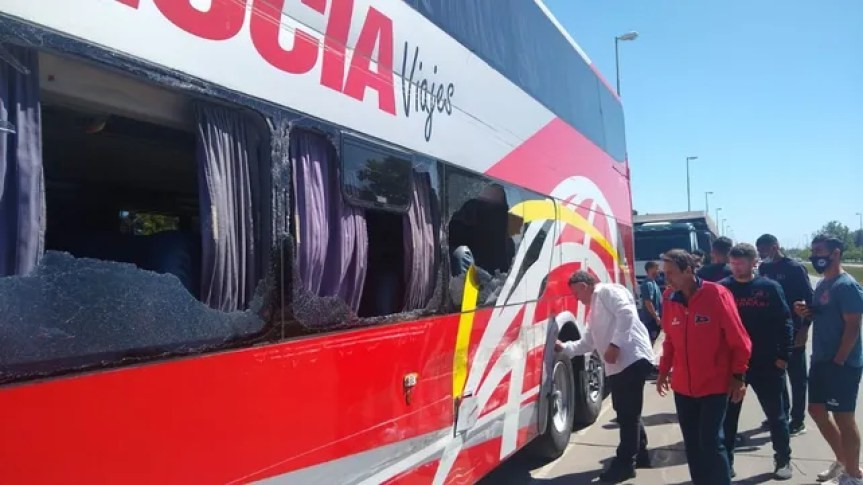 El colectivo que trasladaba al plantel de Central Córdoba chocó de camino al estadio de Claypole | Deportes