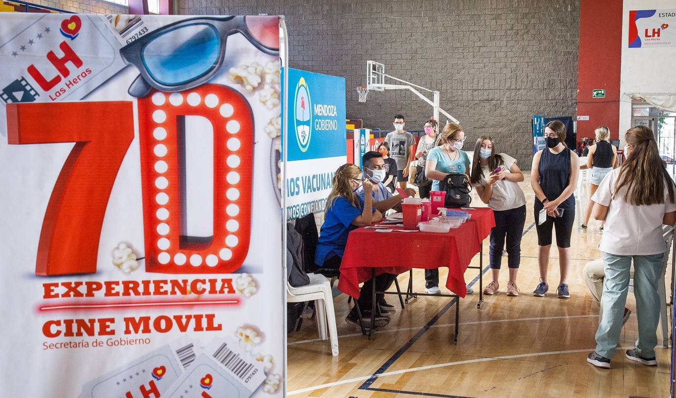 Ofrecen merienda y cine gratis para menores que se vacunen contra el coronavirus | Información General