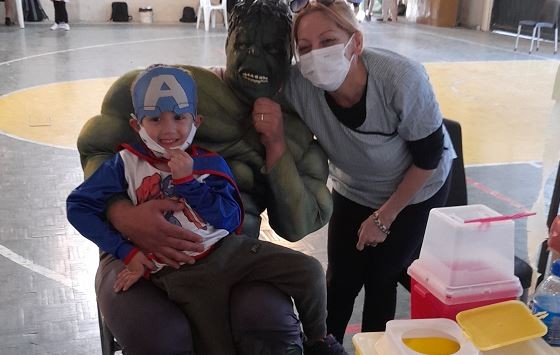 Video: El "Increíble Hulk" acompañó a su hijo a vacunarse | Información General