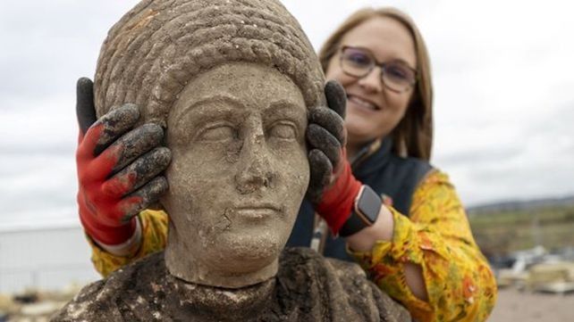 Encuentran estatuas y objetos romanos mientras excavan túnel ferroviario en Londres | Internacionales