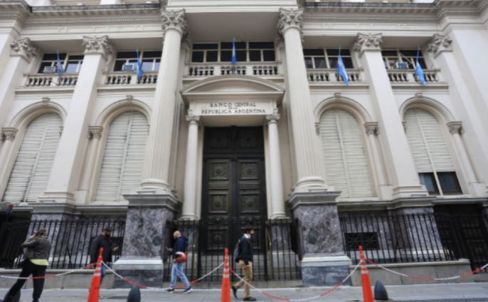 El BCRA analiza la posibilidad de terminar con el sistema de turnos previos de los bancos para atención presencial | Información General