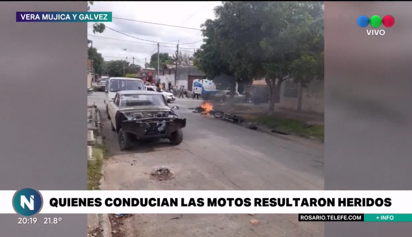 Impresionante choque en Vera Mujica y Gálvez: una moto terminó prendida fuego | Rosario y la región