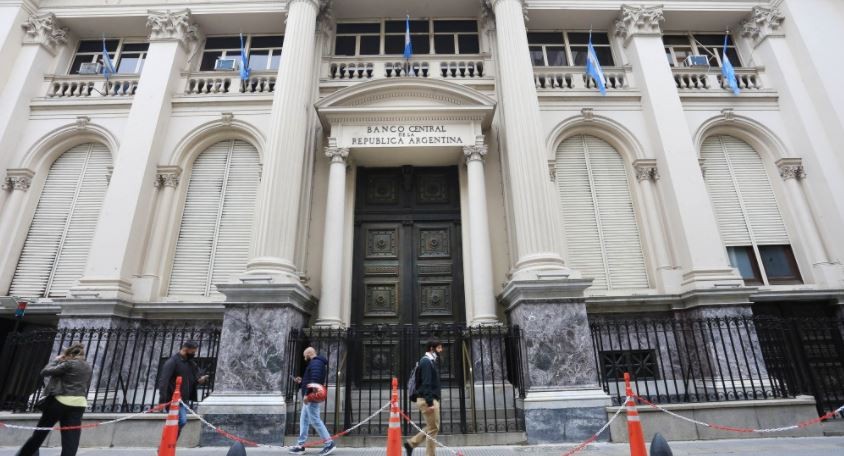 Dólar blue récord: el Banco Central prohibió a los bancos aumentar sus tenencias en dólares | Economía y negocios