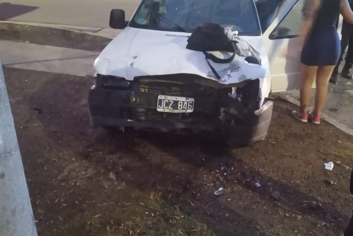 Bahía Blanca: chocó contra una columna y no pudo ni soplar en el test de alcoholemia | Información General