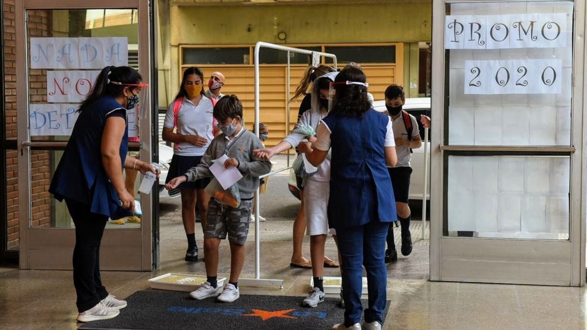 Covid: en medio de un ascenso de casos, se viene el nuevo protocolo en escuelas | Rosario y la región